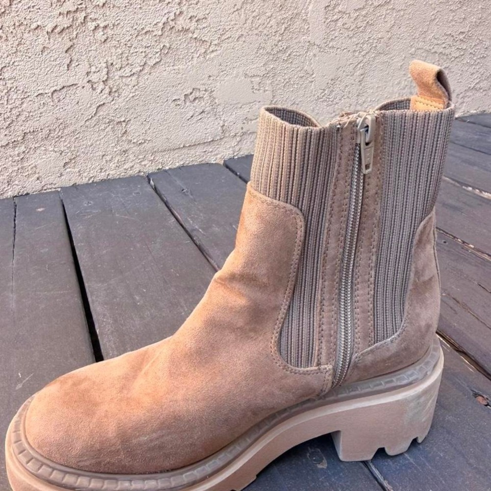 Tan suede Chelsea boots with chunky sole. - Picture 5 of 7